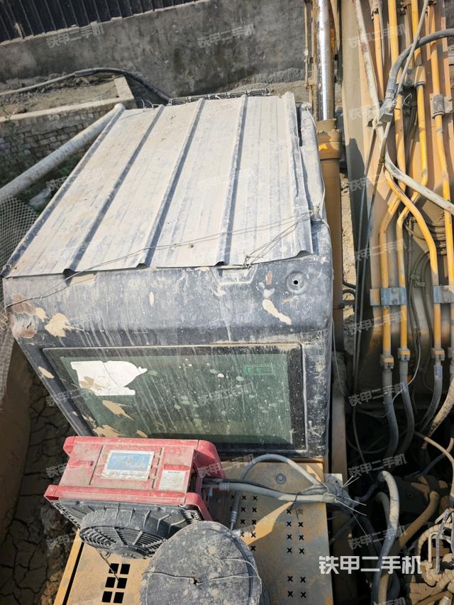 駕駛室頂部(整機外觀) 駕駛室頂部(整機外觀)