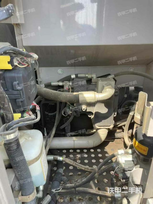 液壓泵艙室正面整體(整機外觀) 液壓泵艙室正面整體(整機外觀)