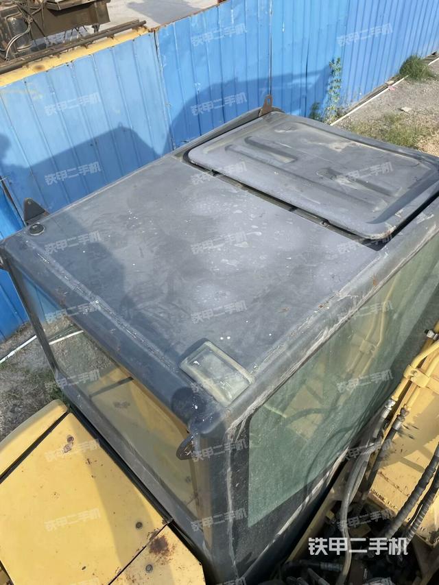 驾驶室顶部(整机外观) 驾驶室顶部(整机外观)