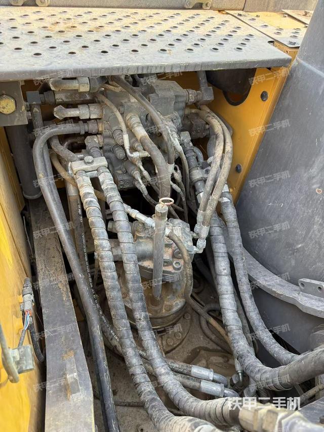 回转马达和主控阀(整机外观) 回转马达和主控阀(整机外观)