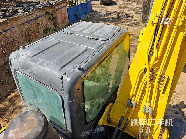 駕駛室頂部(整機(jī)外觀) 駕駛室頂部(整機(jī)外觀)