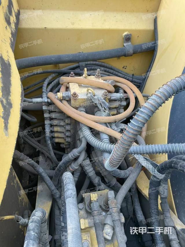 回轉(zhuǎn)馬達和主控閥(整機外觀) 回轉(zhuǎn)馬達和主控閥(整機外觀)