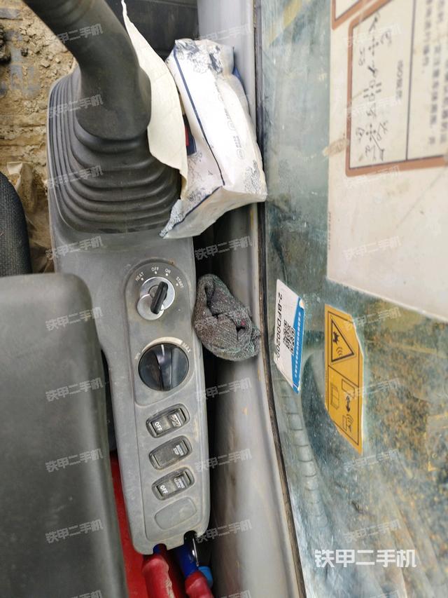 座椅右側(cè)控制臺(tái)/鑰匙門/油門/含右手柄(駕駛室部分) 座椅右側(cè)控制臺(tái)/鑰匙門/油門/含右手柄(駕駛室部分)