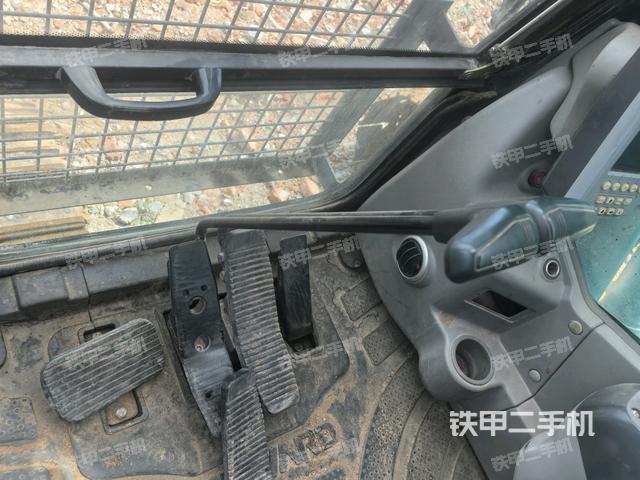 行走控制手柄和踏板 俯拍（驾驶室部分）