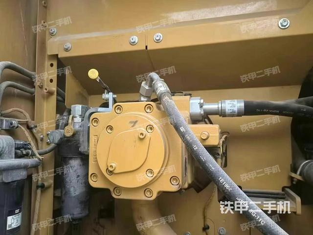 液压泵舱室正面整体(整机外观) 液压泵舱室正面整体(整机外观)