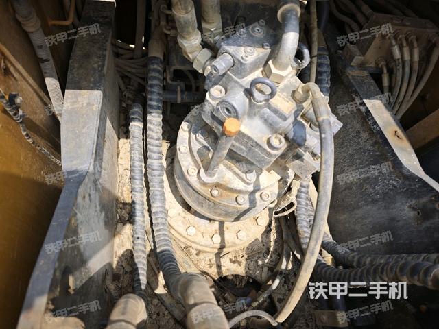 回轉(zhuǎn)馬達和主控閥(整機外觀) 回轉(zhuǎn)馬達和主控閥(整機外觀)