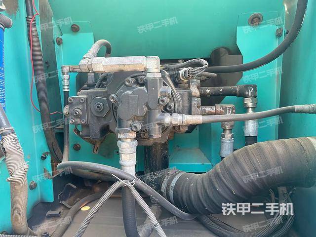 液压泵舱室正面整体(整机外观) 液压泵舱室正面整体(整机外观)