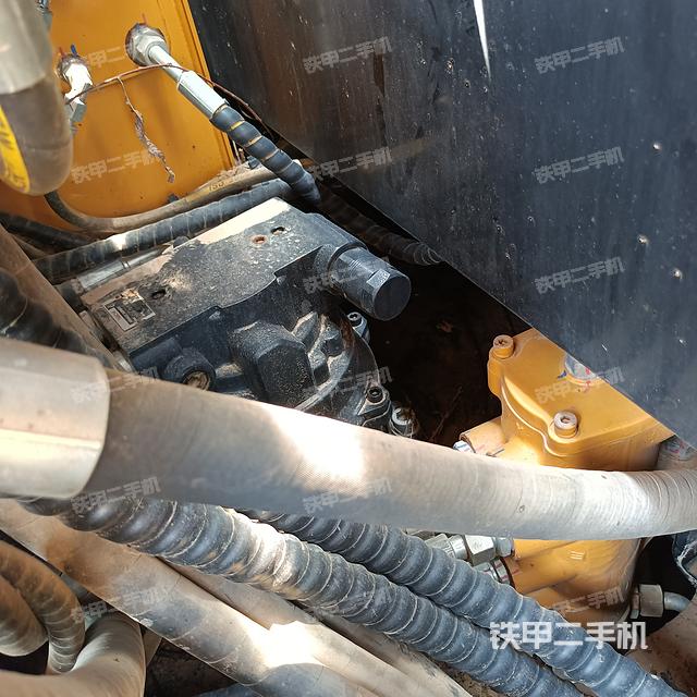 回转马达和主控阀（整机外观）