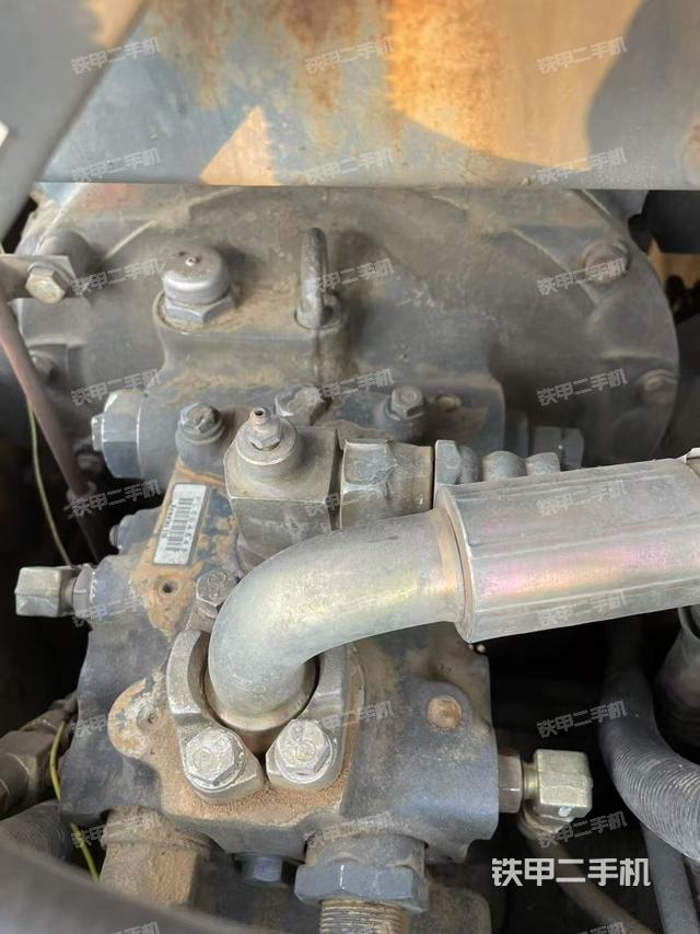 液壓泵艙室正面整體(整機外觀) 液壓泵艙室正面整體(整機外觀)