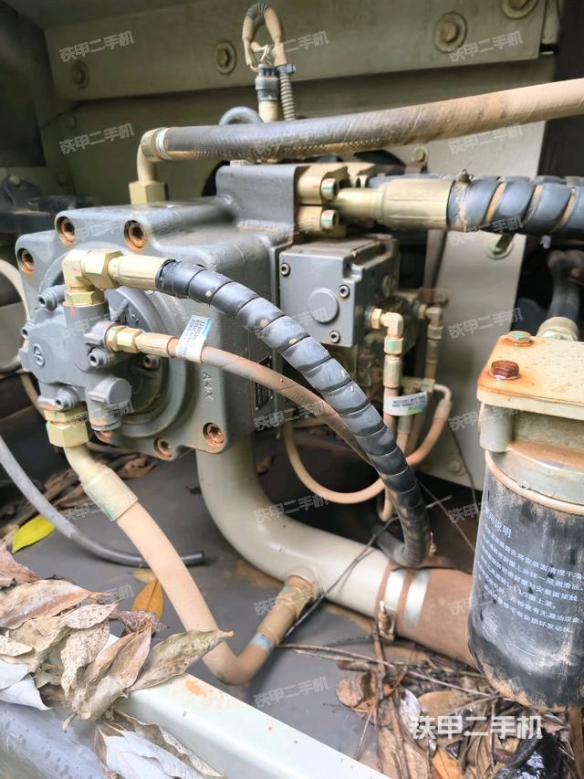 液壓泵艙室正面整體(整機外觀) 液壓泵艙室正面整體(整機外觀)