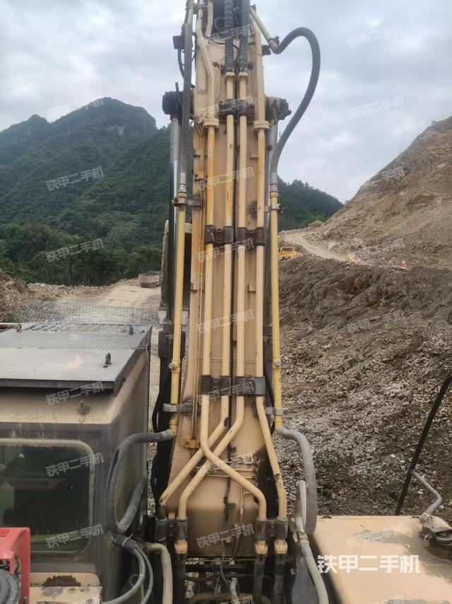 駕駛室頂部(整機(jī)外觀) 駕駛室頂部(整機(jī)外觀)