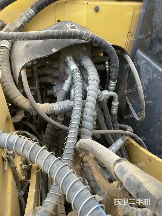 回转马达和主控阀(整机外观) 回转马达和主控阀(整机外观)