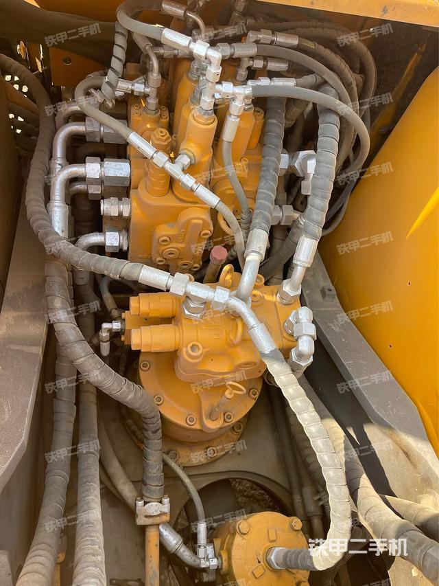 回转马达和主控阀(整机外观) 回转马达和主控阀(整机外观)