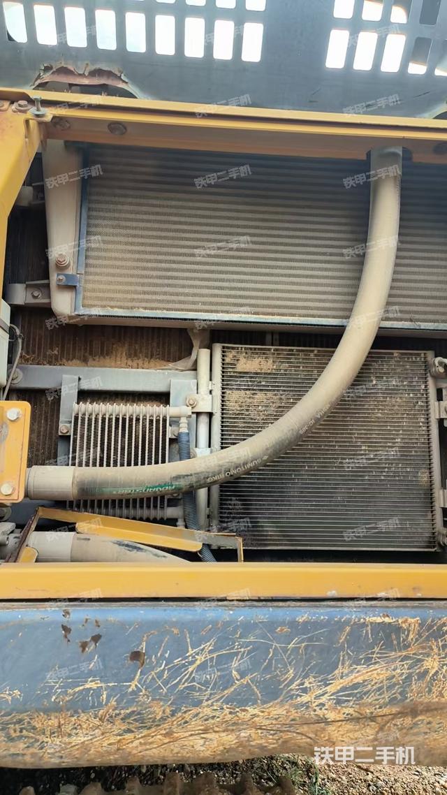 液压泵舱室正面整体（整机外观）