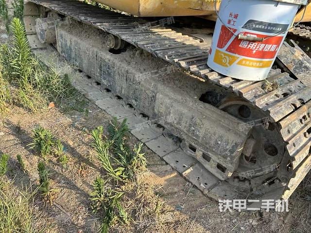 單側(cè)履帶整體(整機(jī)外觀) 單側(cè)履帶整體(整機(jī)外觀)
