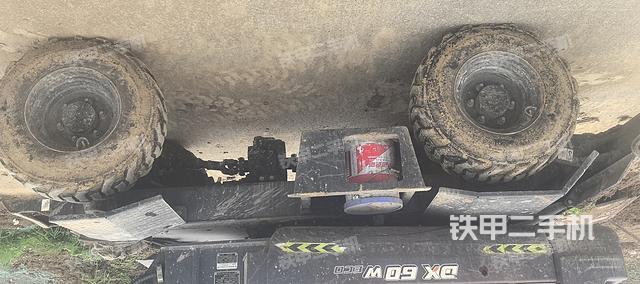 单侧履带整体(整机外观) 单侧履带整体(整机外观)