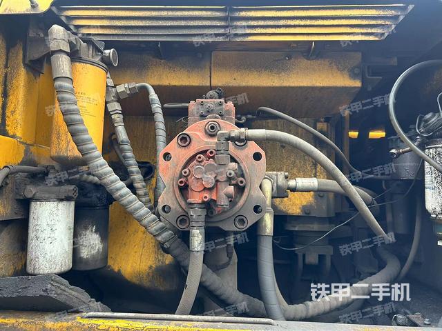 液压泵舱室正面整体（整机外观）