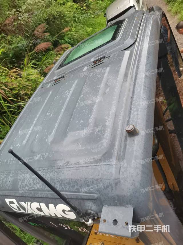 駕駛室頂部(整機(jī)外觀) 駕駛室頂部(整機(jī)外觀)