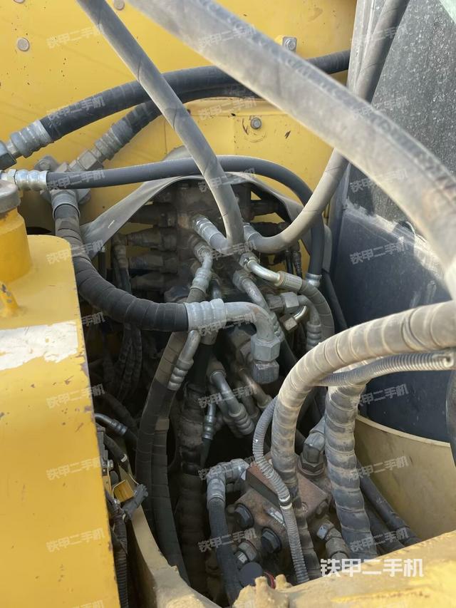 回转马达和主控阀(整机外观) 回转马达和主控阀(整机外观)