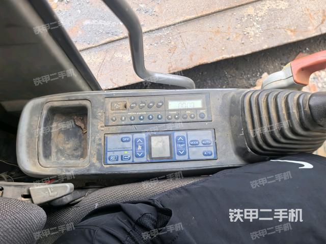 座椅左側(cè)控制臺/音響/含左手柄(駕駛室部分) 座椅左側(cè)控制臺/音響/含左手柄(駕駛室部分)