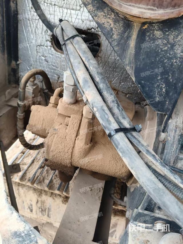 液壓泵艙室正面整體（整機外觀）