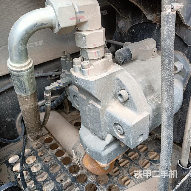 液压泵舱室正面整体（整机外观）