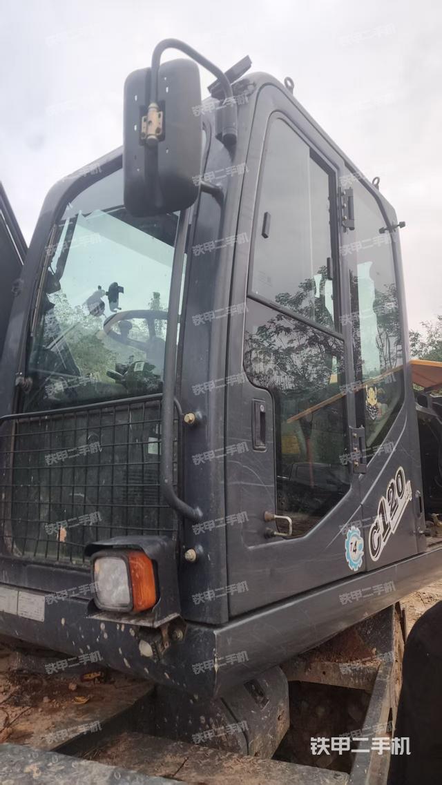 液压泵舱室正面整体(整机外观) 液压泵舱室正面整体(整机外观)