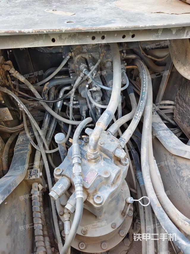 回轉(zhuǎn)馬達(dá)和主控閥(整機(jī)外觀) 回轉(zhuǎn)馬達(dá)和主控閥(整機(jī)外觀)