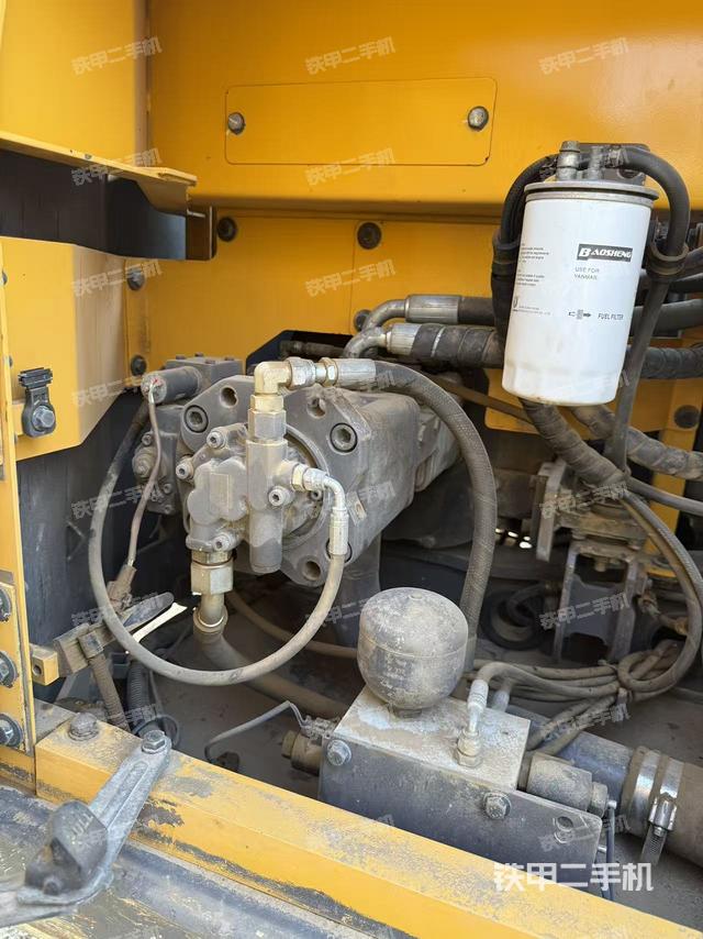 液压泵舱室正面整体(整机外观) 液压泵舱室正面整体(整机外观)