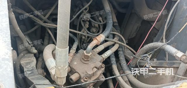 回轉(zhuǎn)馬達(dá)和主控閥(整機(jī)外觀) 回轉(zhuǎn)馬達(dá)和主控閥(整機(jī)外觀)