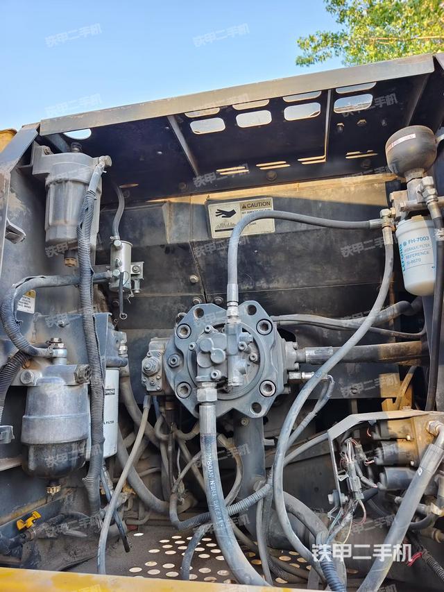 液壓泵艙室正面整體(整機(jī)外觀) 液壓泵艙室正面整體(整機(jī)外觀)