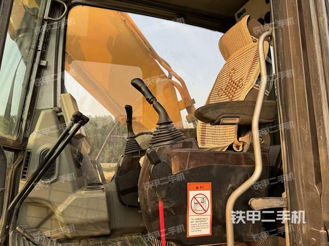 驾驶室顶部(整机外观) 驾驶室顶部(整机外观)