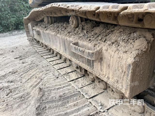 单侧履带整体(整机外观) 单侧履带整体(整机外观)