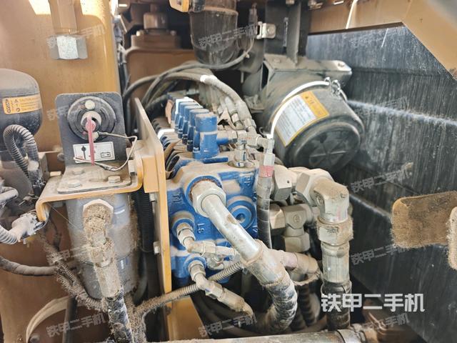 回轉馬達和主控閥（整機外觀）