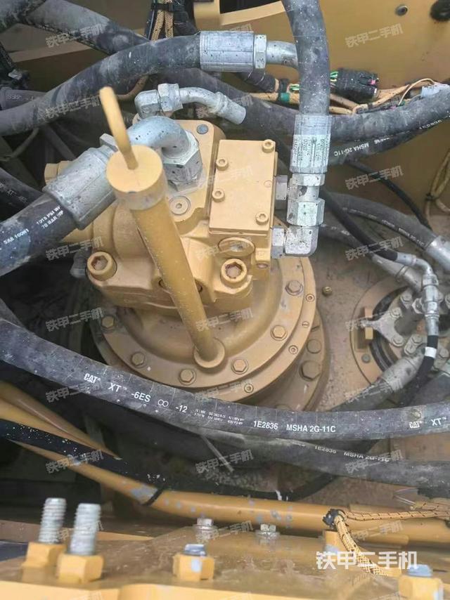 回转马达和主控阀(整机外观) 回转马达和主控阀(整机外观)