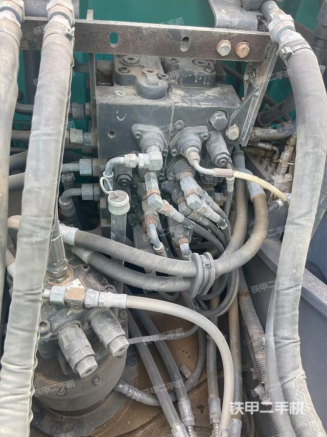 回转马达和主控阀(整机外观) 回转马达和主控阀(整机外观)