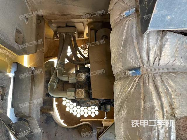 液压泵舱室正面整体(整机外观) 液压泵舱室正面整体(整机外观)