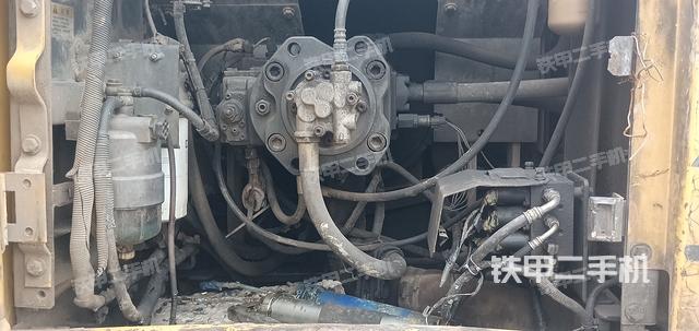 液壓泵艙室正面整體(整機(jī)外觀) 液壓泵艙室正面整體(整機(jī)外觀)