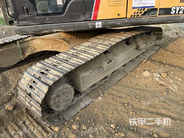 单侧履带整体(整机外观) 单侧履带整体(整机外观)