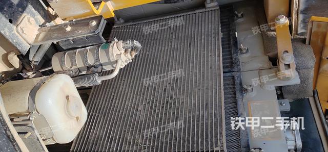 液压泵舱室正面整体（整机外观）