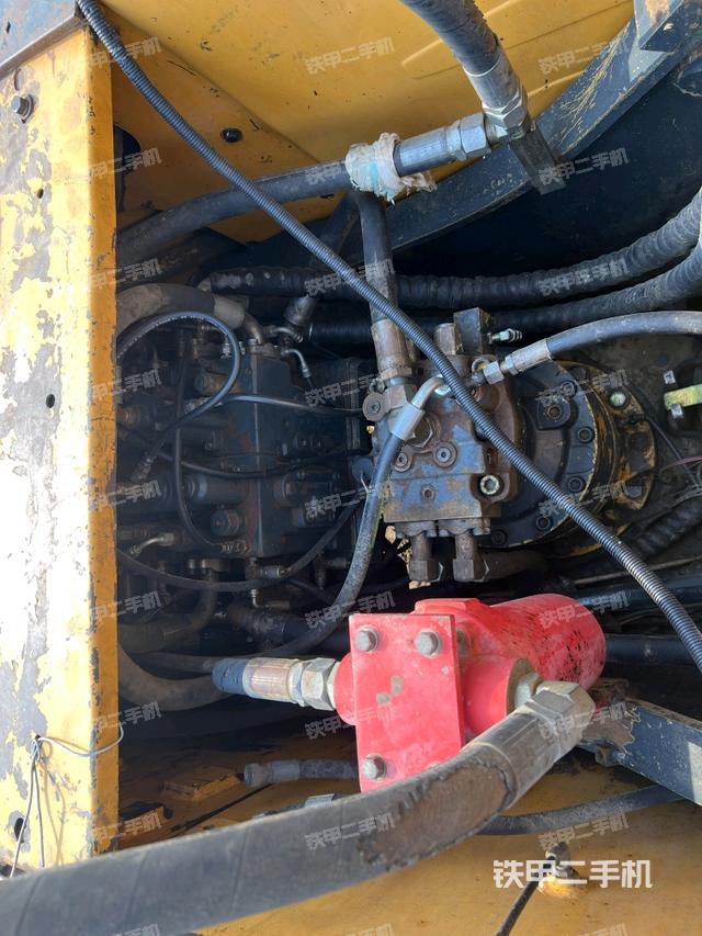 回转马达和主控阀(整机外观) 回转马达和主控阀(整机外观)