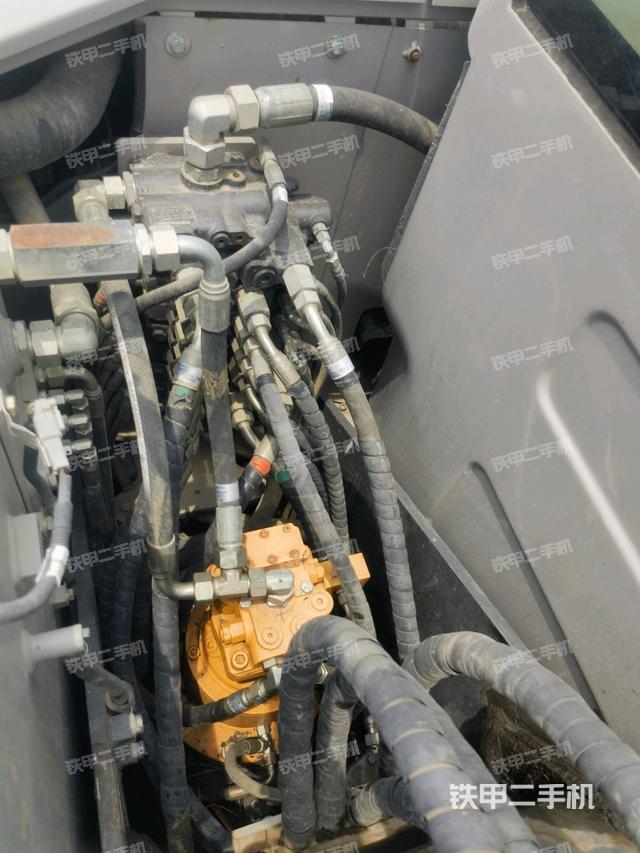 回转马达和主控阀(整机外观) 回转马达和主控阀(整机外观)