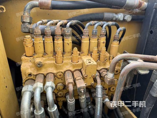 回转马达和主控阀（整机外观）