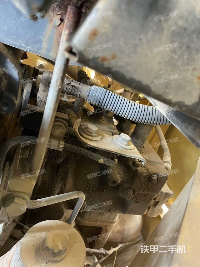 液压泵舱室正面整体（整机外观）