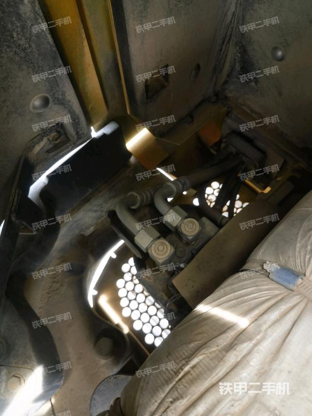 液压泵舱室正面整体(整机外观) 液压泵舱室正面整体(整机外观)