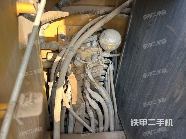 回轉(zhuǎn)馬達(dá)和主控閥(整機(jī)外觀) 回轉(zhuǎn)馬達(dá)和主控閥(整機(jī)外觀)