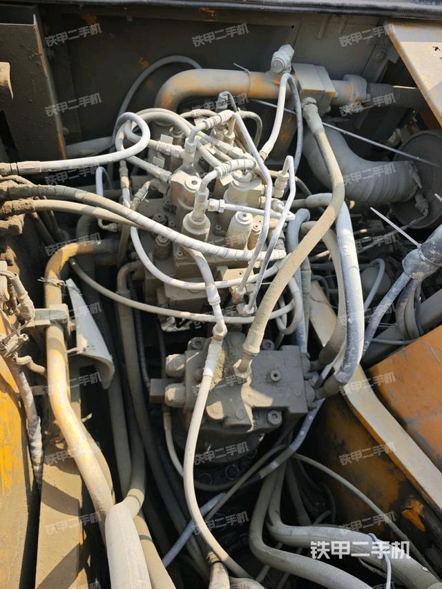 回轉馬達和主控閥(整機外觀) 回轉馬達和主控閥(整機外觀)