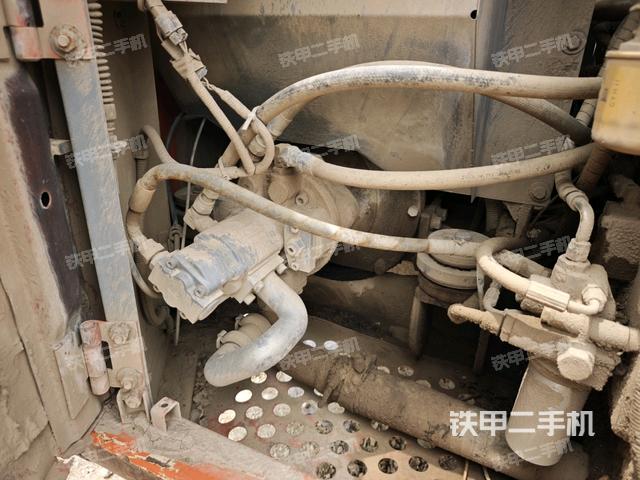 液壓泵艙室正面整體（整機外觀）