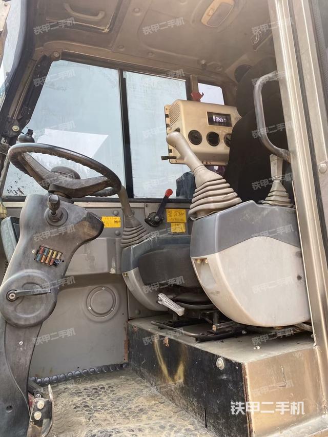 驾驶室整体(整机外观) 驾驶室整体(整机外观)