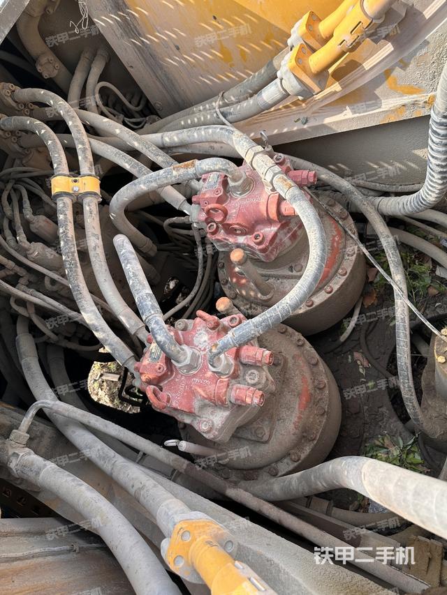 回转马达和主控阀（整机外观）